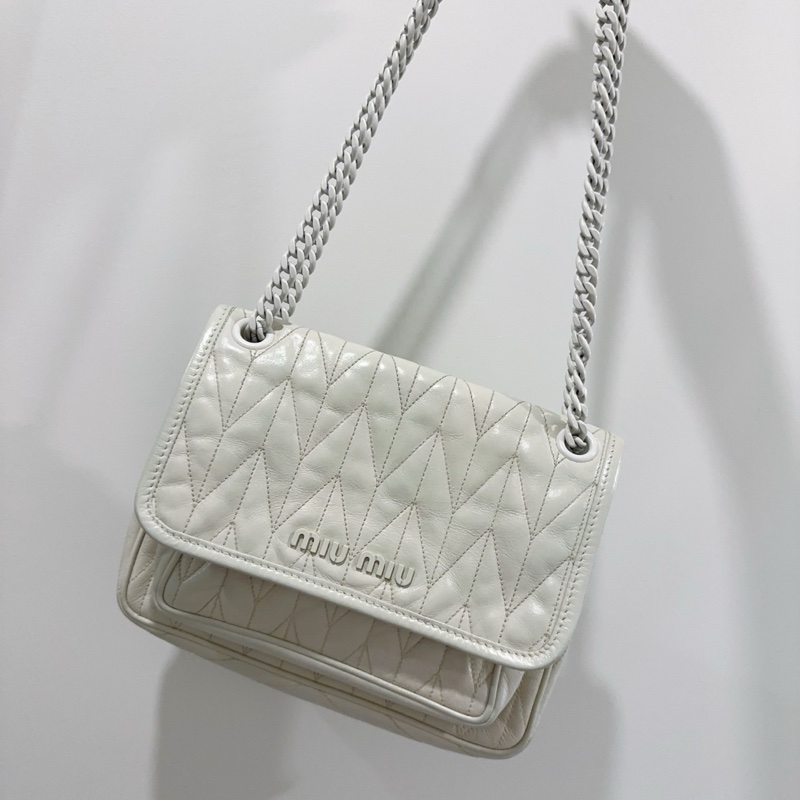 miumiu 小號奶白色油蠟皮郵差包 尺寸約22*16*7.5-0