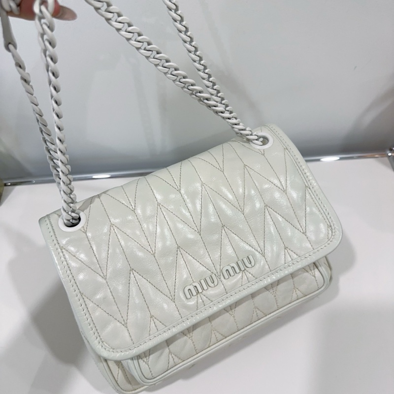 miumiu 小號奶白色油蠟皮郵差包 尺寸約22*16*7.5-1