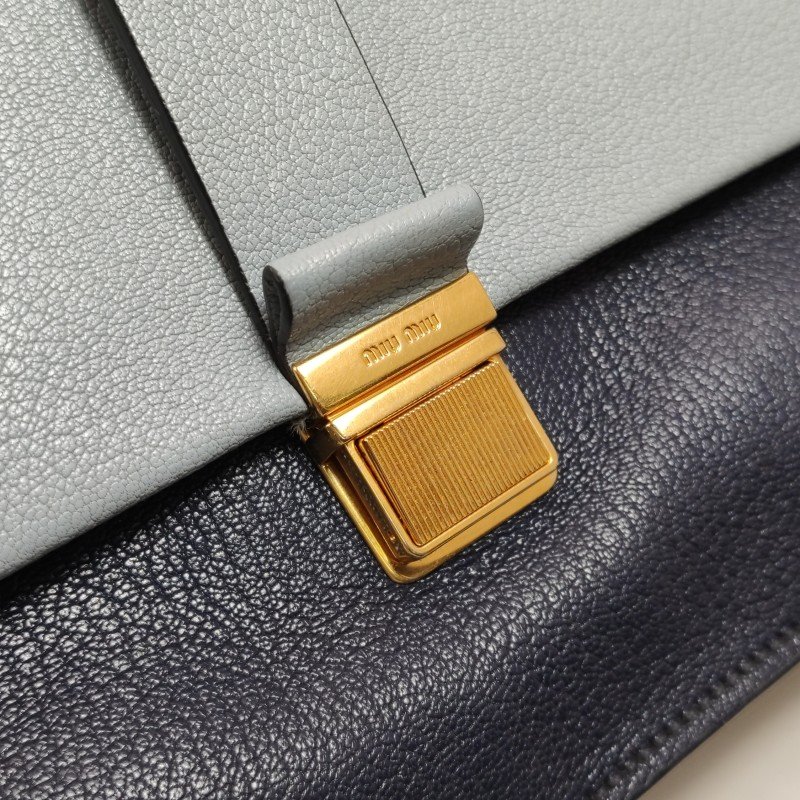 Miu Miu Madras羊皮拼色金屬鎖扣斜挎包-11