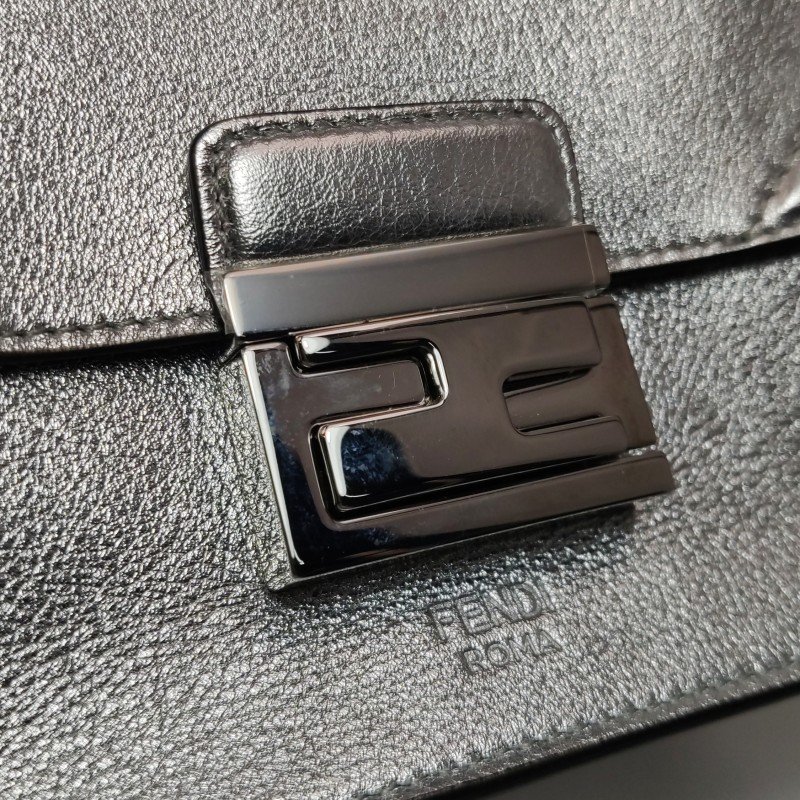 Fendi Kan U牛皮純色字母logo單肩包-10