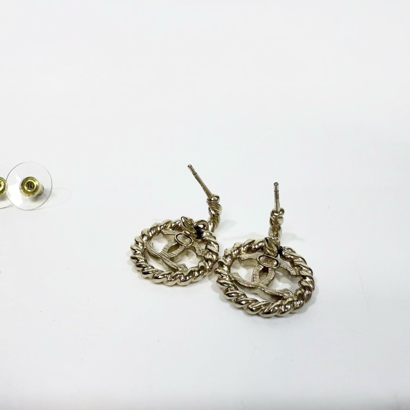 Chanel淡金紐紋麻花鏤空雙C耳環-3