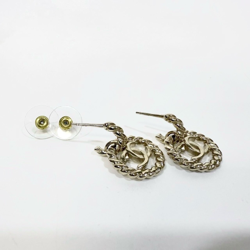 Chanel淡金紐紋麻花鏤空雙C耳環-4