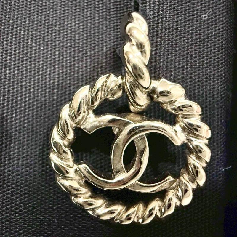 Chanel淡金紐紋麻花鏤空雙C耳環-5