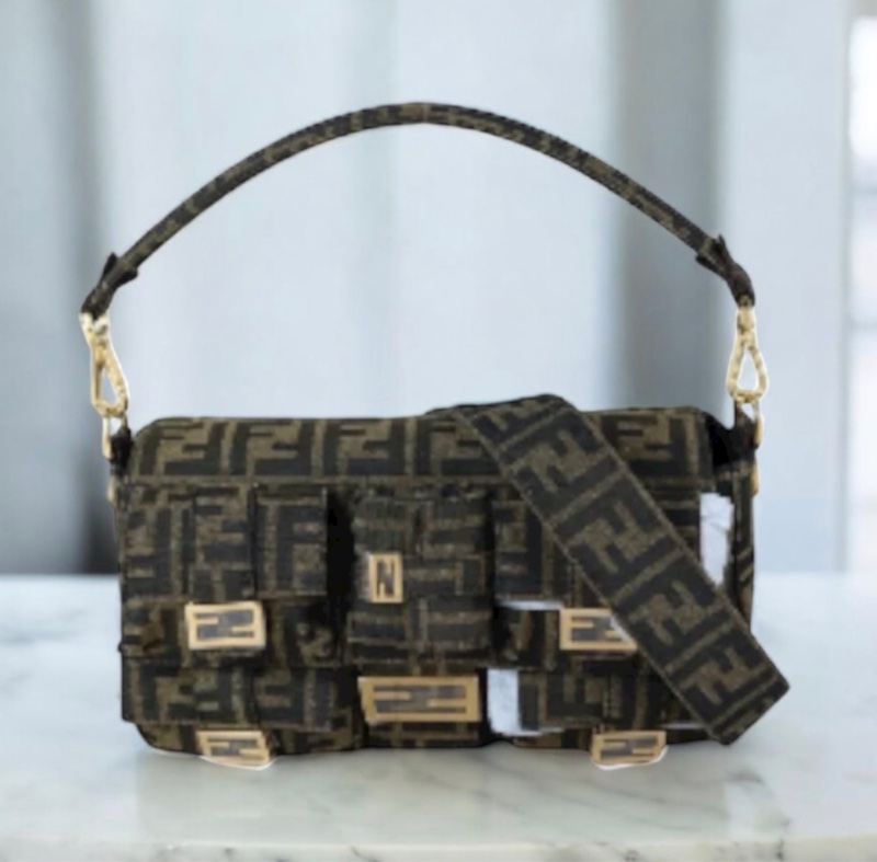 「JL精品代購」極新 FENDI baguette秀款多口袋法棍包-0