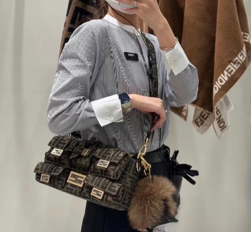 「JL精品代購」極新 FENDI baguette秀款多口袋法棍包-1