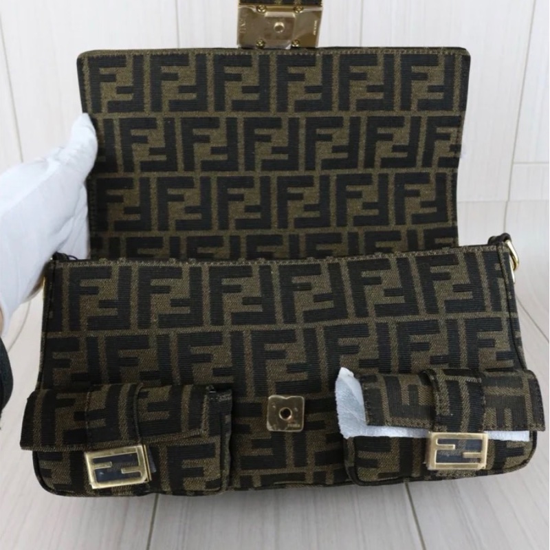 「JL精品代購」極新 FENDI baguette秀款多口袋法棍包-10