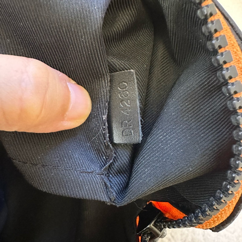 LV限量秀款 Keepall 老花斑馬人揹包-6