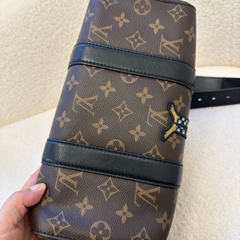 LV限量秀款 Keepall 老花斑馬人揹包-8