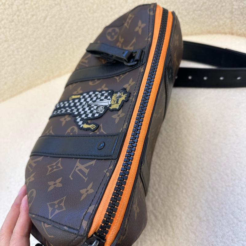 LV限量秀款 Keepall 老花斑馬人揹包-9