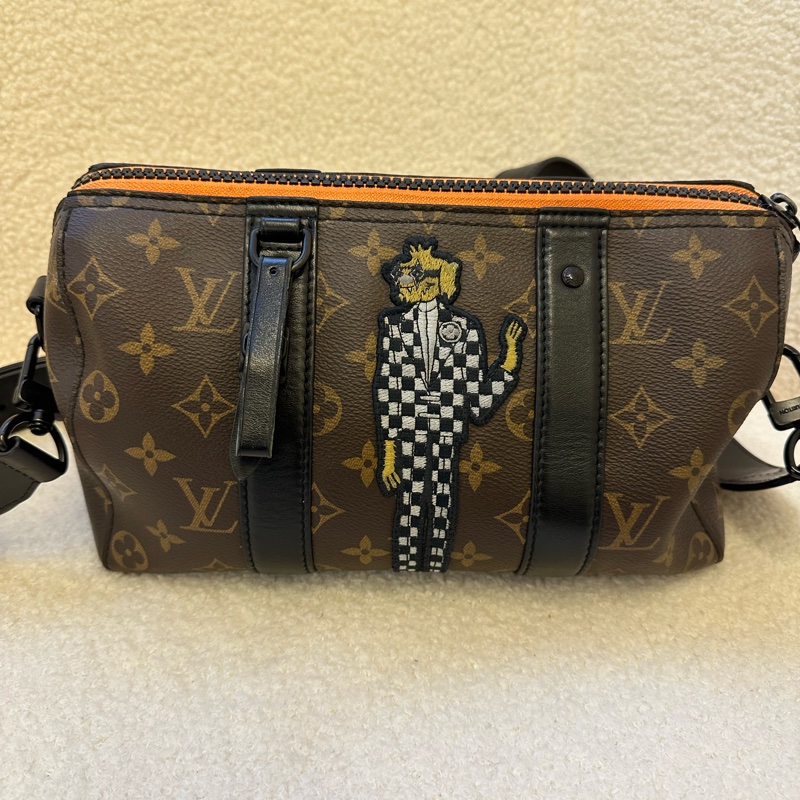 LV限量秀款 Keepall 老花斑馬人揹包-11