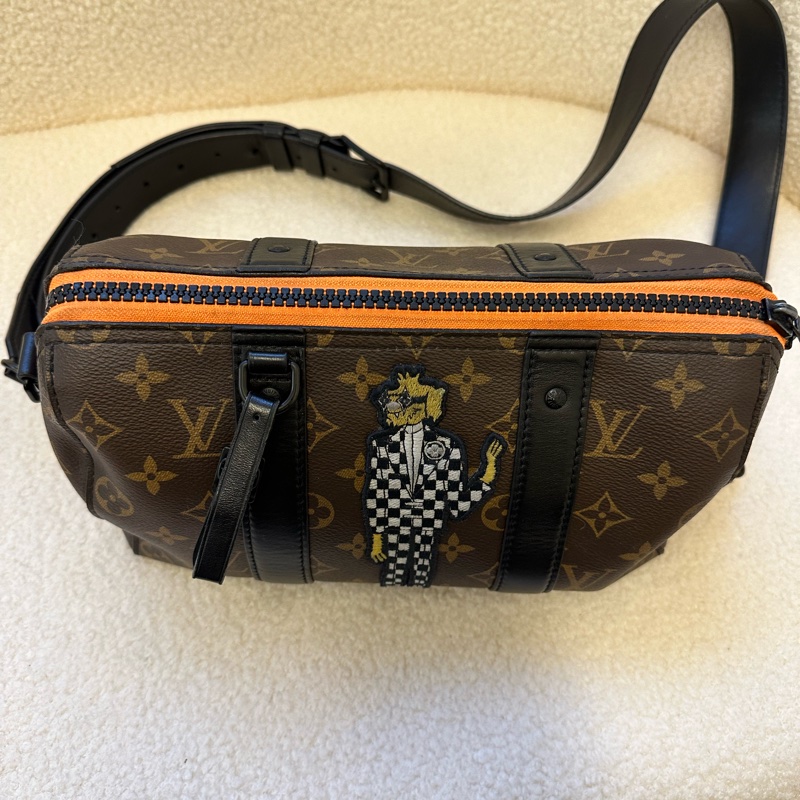 LV限量秀款 Keepall 老花斑馬人揹包-20