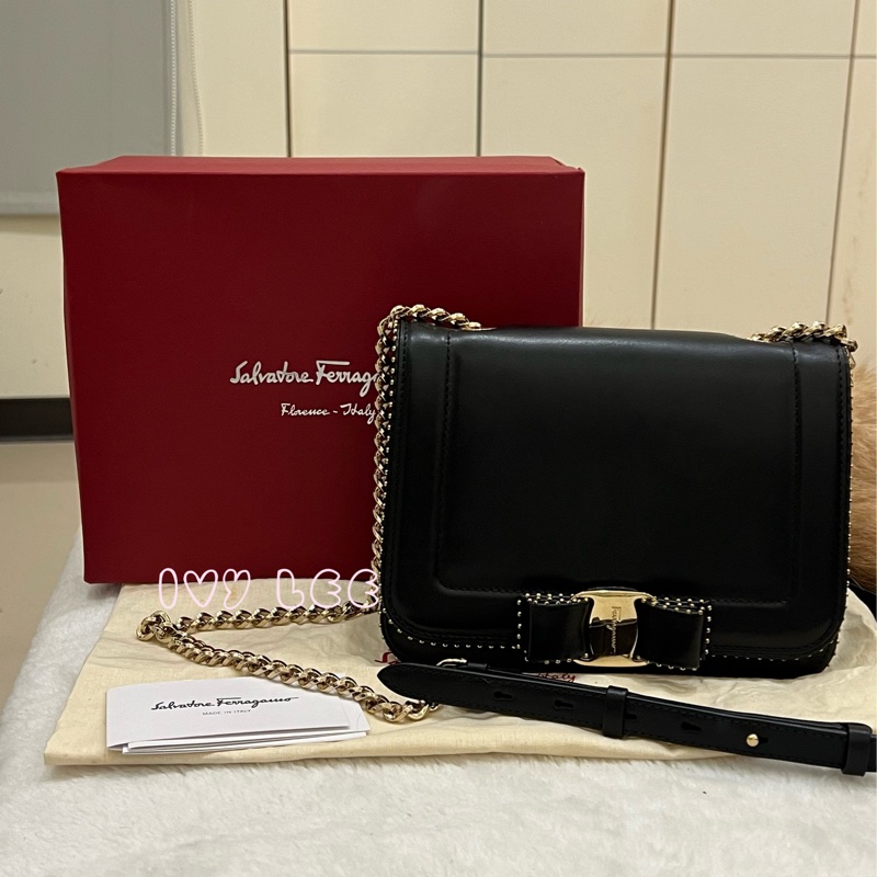 Salvatore Ferragamo黑色 金色皮革鉚釘 Vara 蝴蝶結翻蓋肩背包 鏈條包 斜背包 正品 二手精品-0