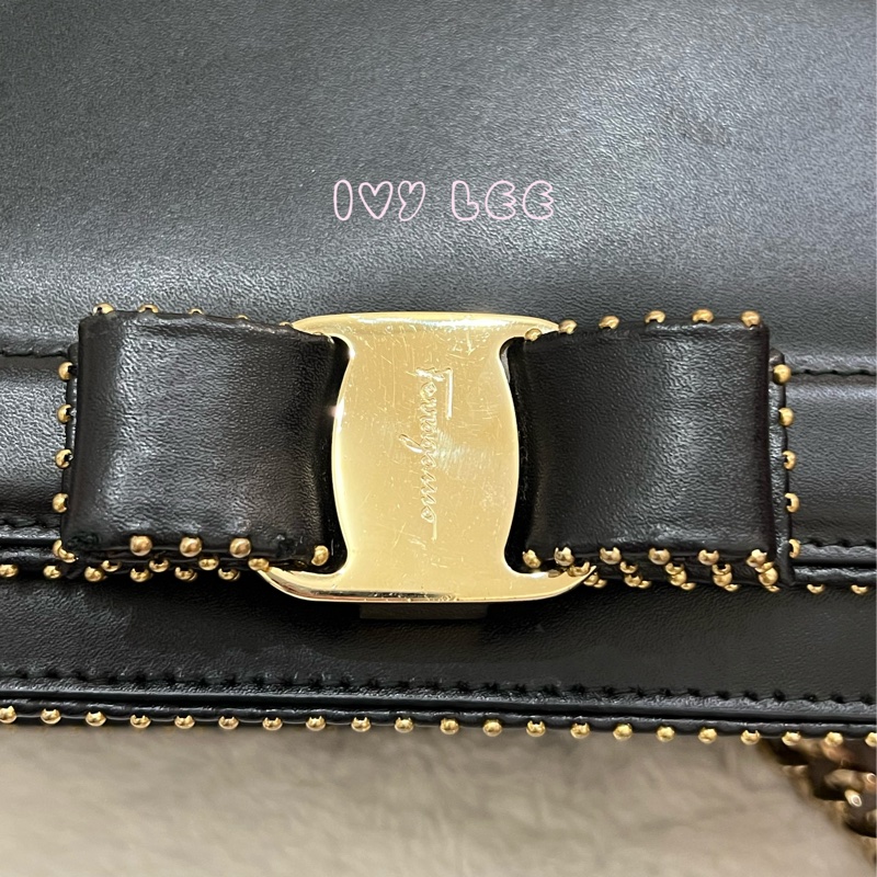 Salvatore Ferragamo黑色 金色皮革鉚釘 Vara 蝴蝶結翻蓋肩背包 鏈條包 斜背包 正品 二手精品-4