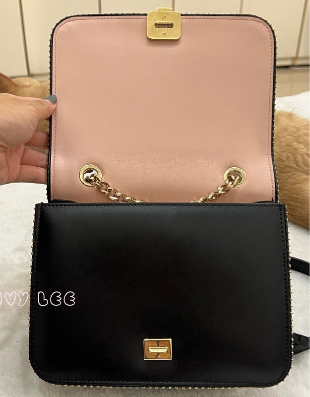 Salvatore Ferragamo黑色 金色皮革鉚釘 Vara 蝴蝶結翻蓋肩背包 鏈條包 斜背包 正品 二手精品-5