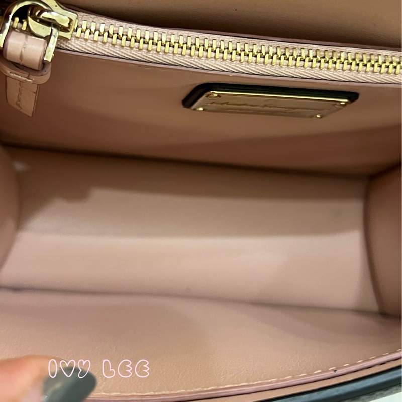 Salvatore Ferragamo黑色 金色皮革鉚釘 Vara 蝴蝶結翻蓋肩背包 鏈條包 斜背包 正品 二手精品-6