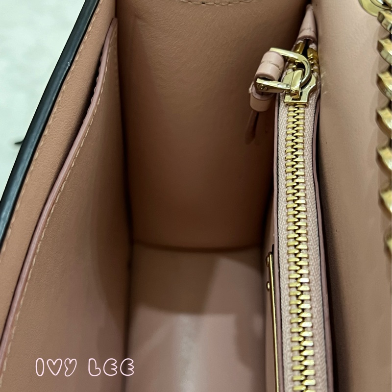 Salvatore Ferragamo黑色 金色皮革鉚釘 Vara 蝴蝶結翻蓋肩背包 鏈條包 斜背包 正品 二手精品-8