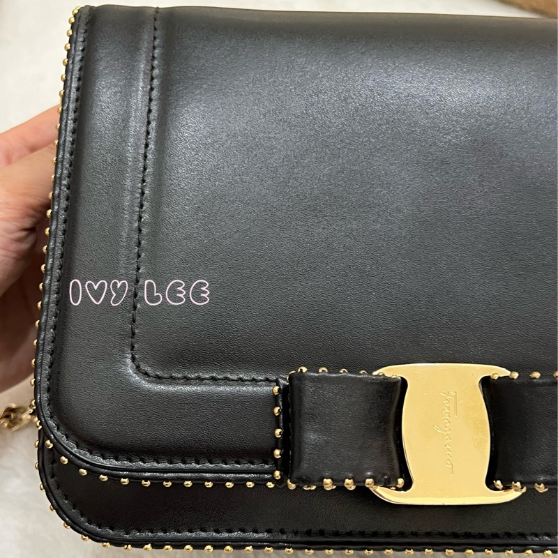 Salvatore Ferragamo黑色 金色皮革鉚釘 Vara 蝴蝶結翻蓋肩背包 鏈條包 斜背包 正品 二手精品-42