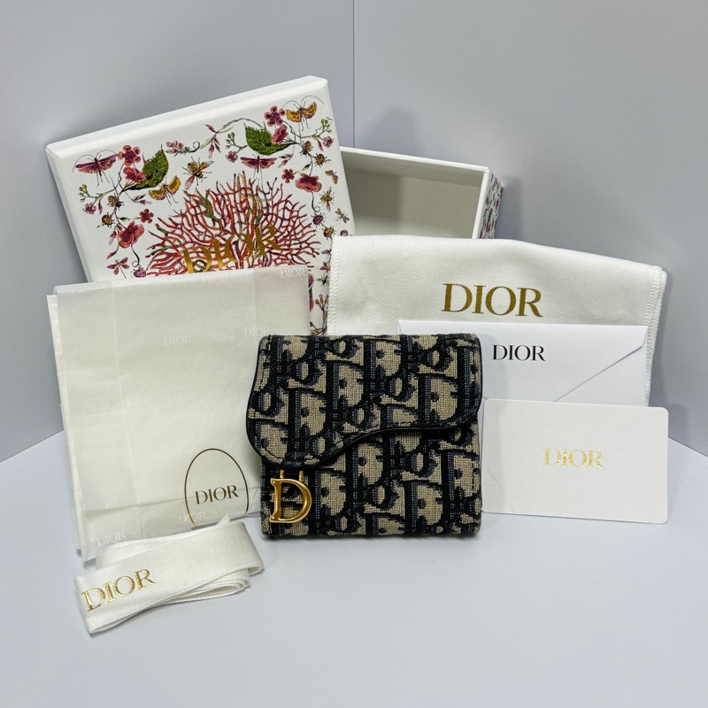 （超新品～ 專櫃最新款🎁） Dior 迪奧 馬鞍老花短夾 專櫃24000！-0