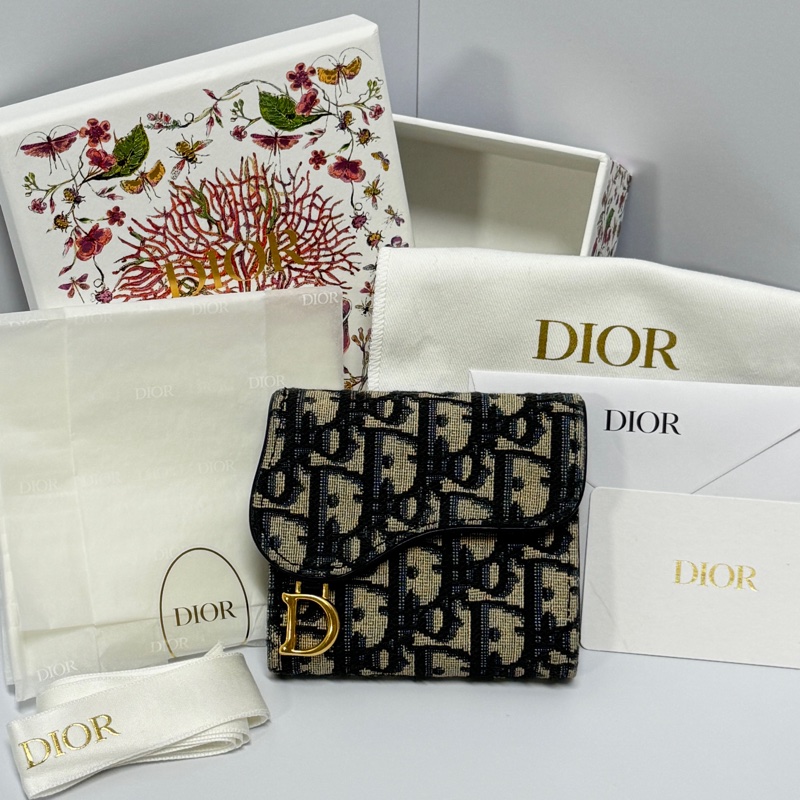 （超新品～ 專櫃最新款🎁） Dior 迪奧 馬鞍老花短夾 專櫃24000！-1