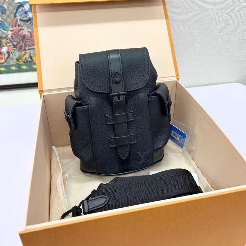 LV 黑色Christopher xs斜挎包,尺寸約14x19-1