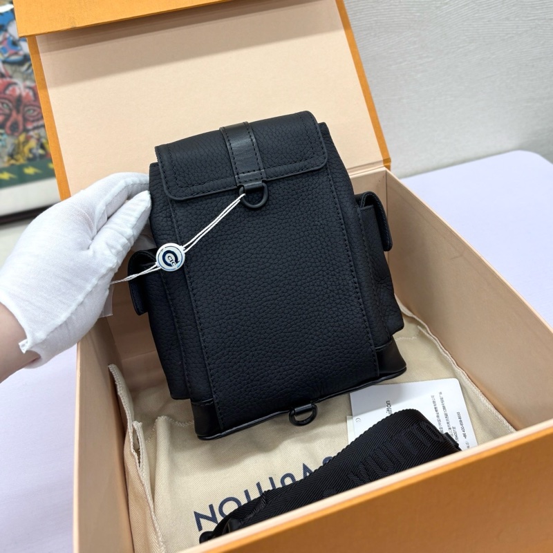 LV 黑色Christopher xs斜挎包,尺寸約14x19-2