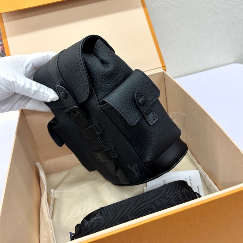 LV 黑色Christopher xs斜挎包,尺寸約14x19-3