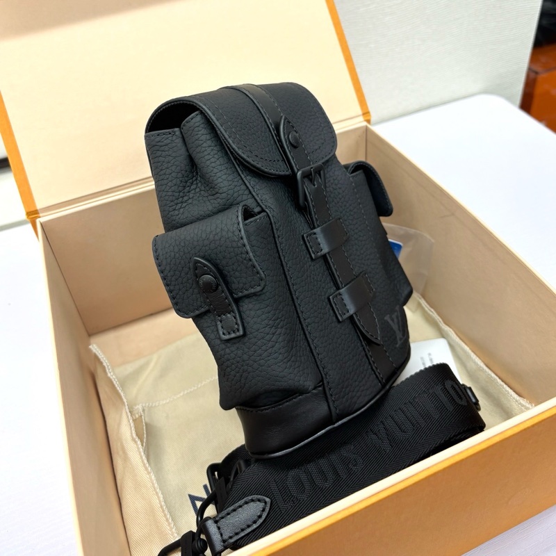 LV 黑色Christopher xs斜挎包,尺寸約14x19-4