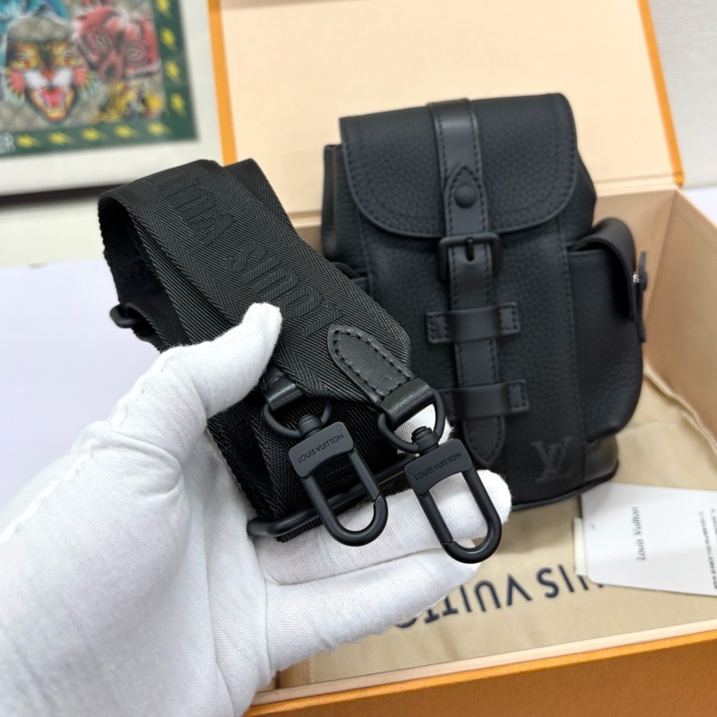 LV 黑色Christopher xs斜挎包,尺寸約14x19-5