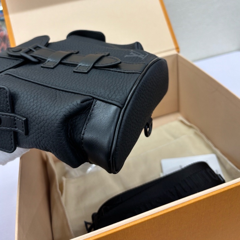 LV 黑色Christopher xs斜挎包,尺寸約14x19-6