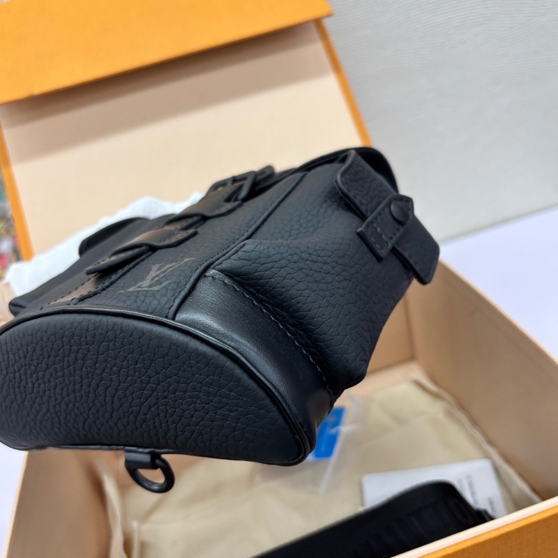 LV 黑色Christopher xs斜挎包,尺寸約14x19-7