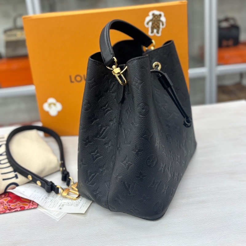 LV 黑金壓花全皮 手柄水桶包 芯片款 尺寸約26*26-2