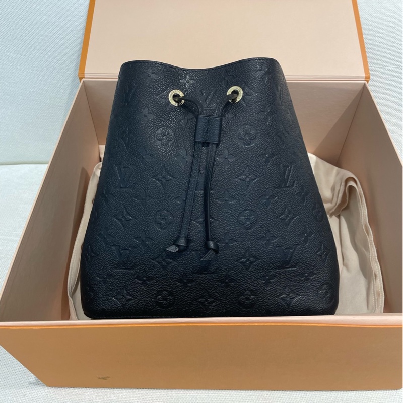 LV 黑金壓花全皮 手柄水桶包 芯片款 尺寸約26*26-0