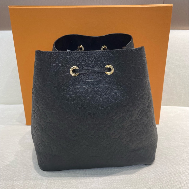 LV 黑金壓花全皮 手柄水桶包 芯片款 尺寸約26*26-2