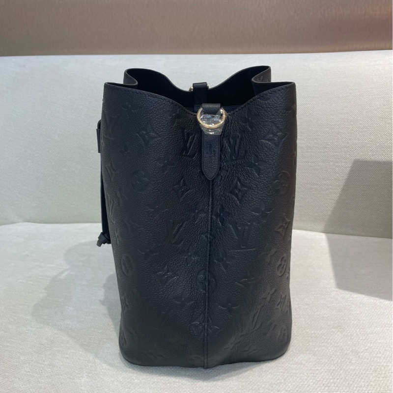 LV 黑金壓花全皮 手柄水桶包 芯片款 尺寸約26*26-3