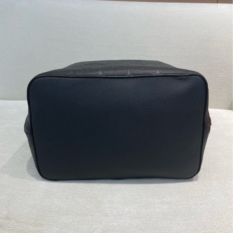 LV 黑金壓花全皮 手柄水桶包 芯片款 尺寸約26*26-5