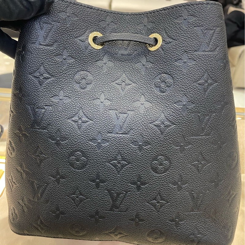 LV 黑金壓花全皮 手柄水桶包 芯片款 尺寸約26*26-9