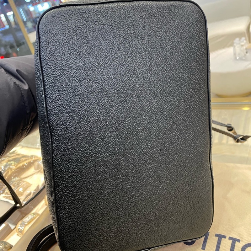 LV 黑金壓花全皮 手柄水桶包 芯片款 尺寸約26*26-11