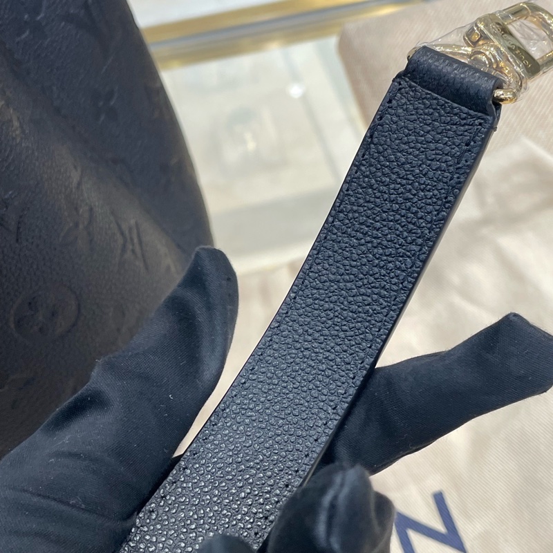 LV 黑金壓花全皮 手柄水桶包 芯片款 尺寸約26*26-22