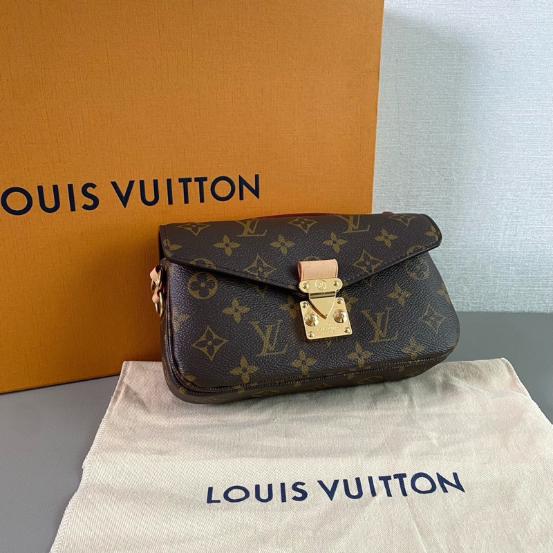 LV 超好看😍 經典小郵差包 晶片款 今年發票-1