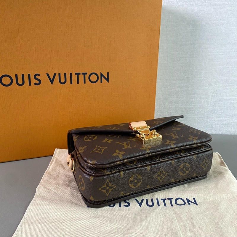 LV 超好看😍 經典小郵差包 晶片款 今年發票-5