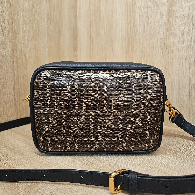 [品況優甜價出❣️少見品項] Fendi FFlogo黑色牛皮拉鏈斜背相機包-2