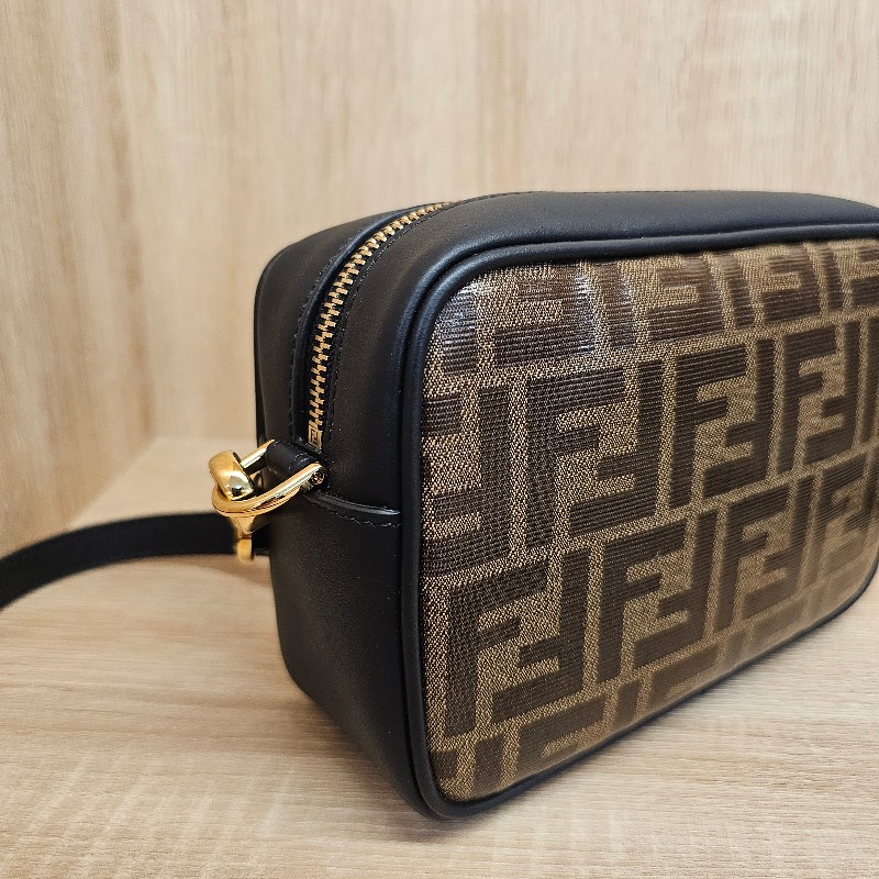 [品況優甜價出❣️少見品項] Fendi FFlogo黑色牛皮拉鏈斜背相機包-3