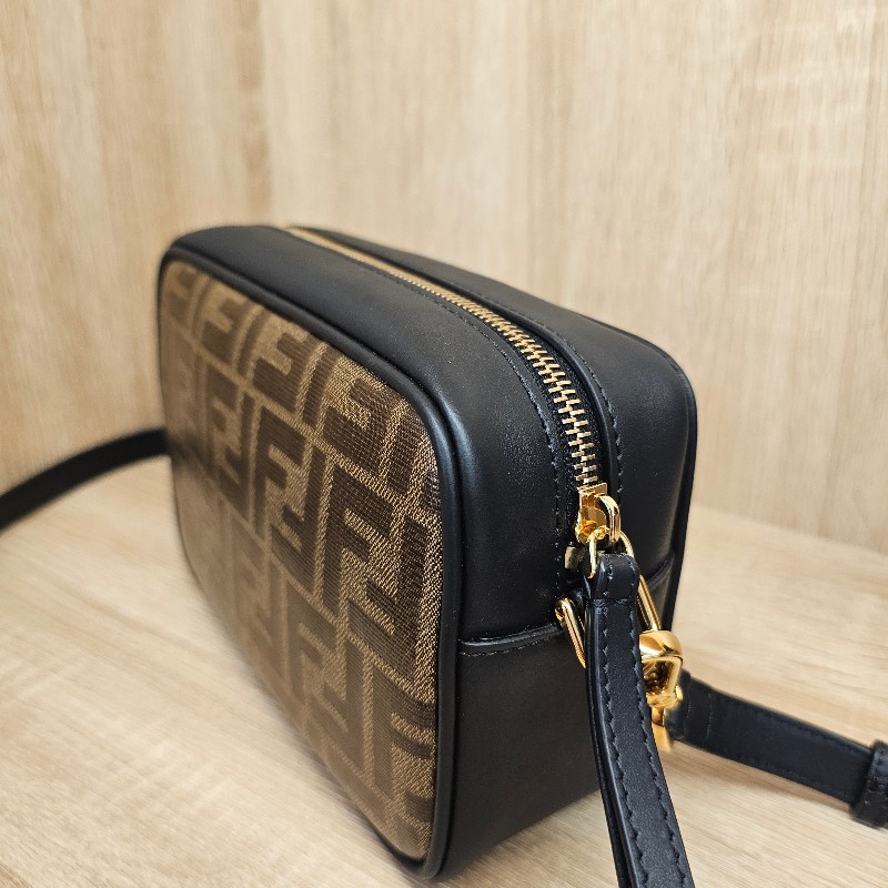 [品況優甜價出❣️少見品項] Fendi FFlogo黑色牛皮拉鏈斜背相機包-4
