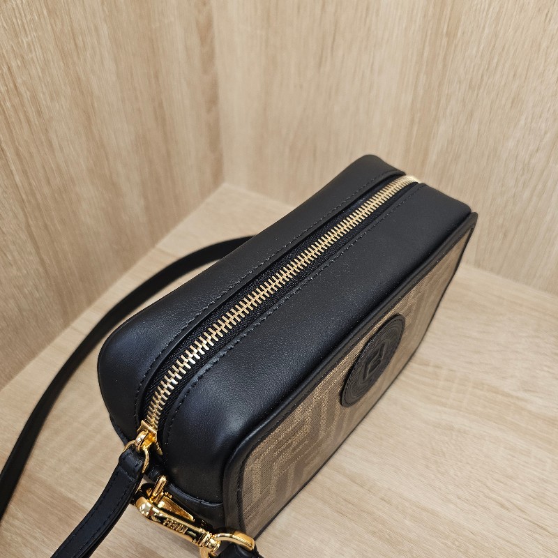 [品況優甜價出❣️少見品項] Fendi FFlogo黑色牛皮拉鏈斜背相機包-5