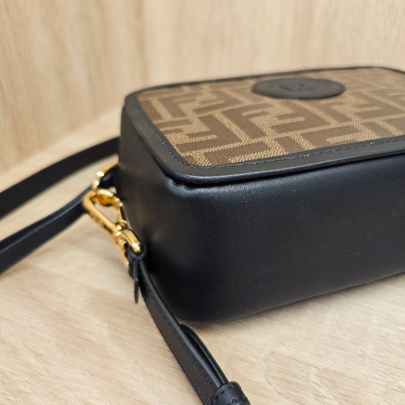 [品況優甜價出❣️少見品項] Fendi FFlogo黑色牛皮拉鏈斜背相機包-7