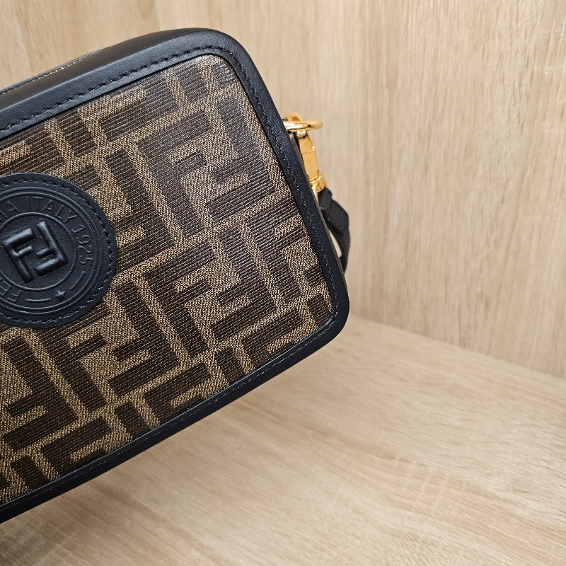 [品況優甜價出❣️少見品項] Fendi FFlogo黑色牛皮拉鏈斜背相機包-8