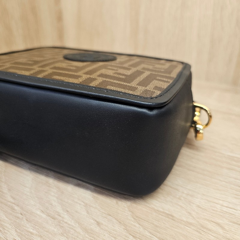 [品況優甜價出❣️少見品項] Fendi FFlogo黑色牛皮拉鏈斜背相機包-9