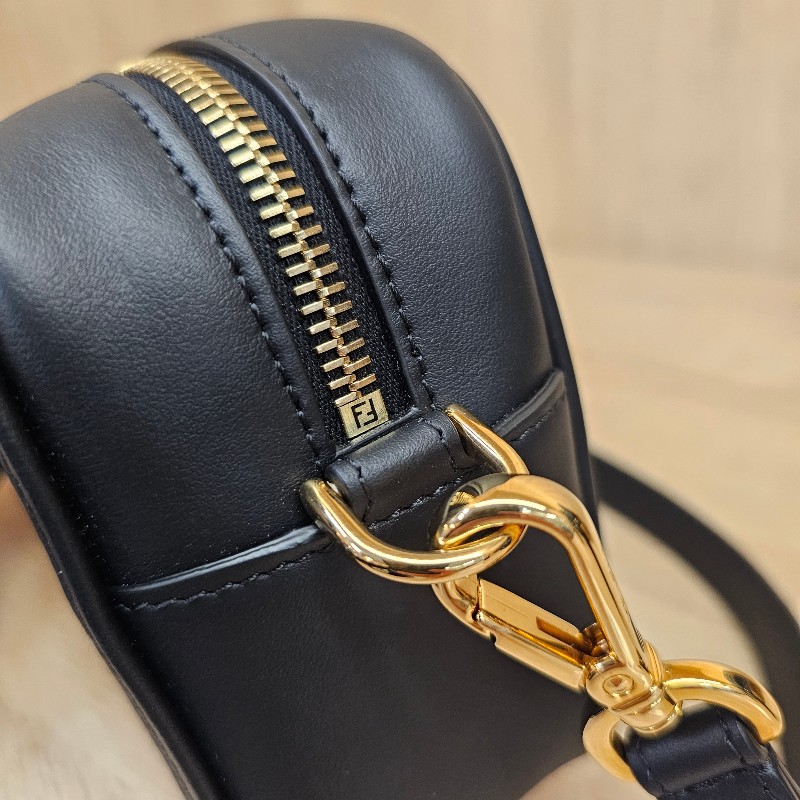 [品況優甜價出❣️少見品項] Fendi FFlogo黑色牛皮拉鏈斜背相機包-10
