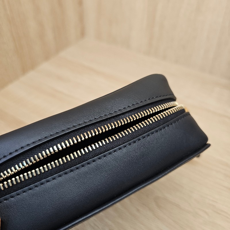 [品況優甜價出❣️少見品項] Fendi FFlogo黑色牛皮拉鏈斜背相機包-13