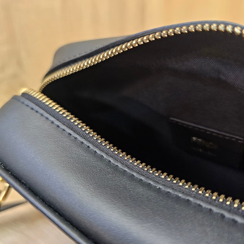 [品況優甜價出❣️少見品項] Fendi FFlogo黑色牛皮拉鏈斜背相機包-15